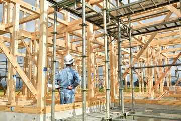 Fototapeta premium 注文住宅建築工事の点検を行う現場監督