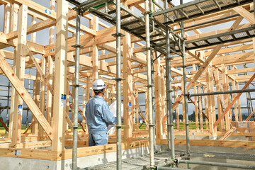 注文住宅建築工事の点検を行う現場監督