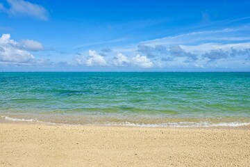 エメラルドグリーンが美しい沖縄のビーチ