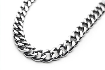 Obraz premium Close-up of a chain on a white surface