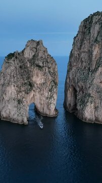La luna spunta tra i Faraglioni di Capri. Golfo di Napoli, Italia.
Veduta aerea della luna caprese tra i faraglioni di Capri.