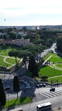 Il roseto comunale nel quartiere Aventino di Roma.
Vista aerea del giardino delle rose al Circo Massimo.