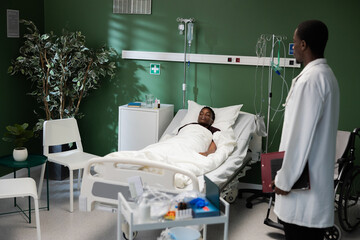 Obraz premium Caring medical professional stays close to a patient's bedside during a peaceful nap.