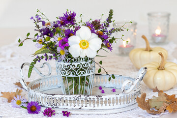 Blumenstrauß  mit weißer Herbstanemone und lila Astern in einer vintage Blumenvase	