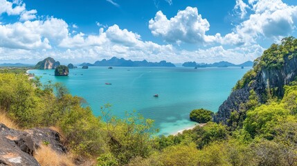 Obraz premium A panoramic view of the beautiful coastline of Phang Nga, with clear blue waters and lush tropical vegetation.