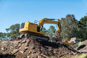 Obraz premium Retroescavadora em ação no carregamento de cascalho para o triturador