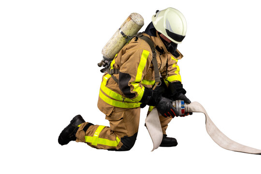 Feuerwehrmann im Knien mit Schlauch 