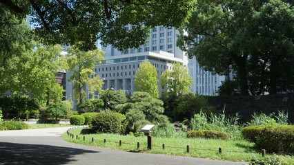 Obraz premium 日比谷公園から見た東京の都市景観