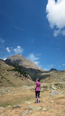 Mujer senderista nacimiento Río Ara en Valle de Bujaruelo