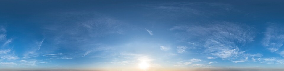Nahtloses Panorama mit blauem Himmel 360-Grad-Ansicht mit schönen Wolken mit Zenit zur Verwendung...