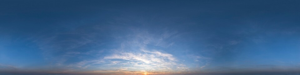 Nahtloses Panorama mit blauem Abendhimmel 360-Grad-Ansicht mit schönen Wolken, untergehender Sonne - zur Verwendung in 3D-Grafiken als Himmelskuppel oder zur Nachbearbeitung von Drohnenaufnahmen