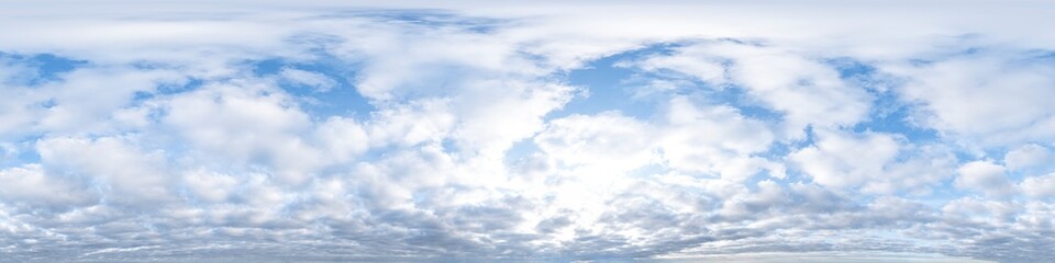 Nahtloses Panorama mit bewölktem Himmel in 360-Grad-Ansicht mit schöner Bewölkung zur Verwendung...