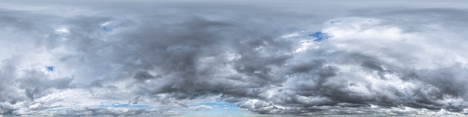 360° Panorama, Himmel, drohende Wolken, ohne Boden, zur Verwendung in 3D-Grafiken, Himmelsersatz für Kompositionen in sphärischen Luft- und Bodenpanoramen als Himmelskuppel © ARochau