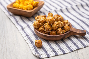 テーブルの上のポップコーン