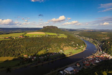 Großes Panorama vom Elbtal mit dem Flussverlauf der Elbe und dem Tafelberg Lilienstein, Königstein, Sächsische Schweiz, Sachsen, Deutschland © Mark Lämmchen 