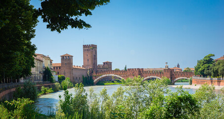 Obraz premium Scenic view of the famous Castelvecchio Bridge over the Adige river in the old city of Verona, Italy