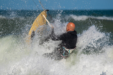 Mar y kitesurf en una tarde de verano