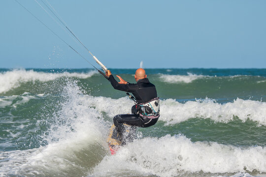 Mar y kitesurf en una tarde de verano