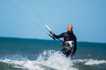 Mar y kitesurf en una tarde de verano