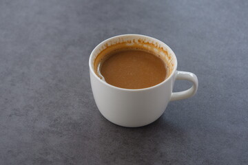 エスプレッソと牛乳を混ぜたカフェ・ラッテを飲みながらリラックスしているイメージ

