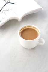 淹れたてのコーヒーを飲みながら、のんびり読書を楽しんでいるイメージ
