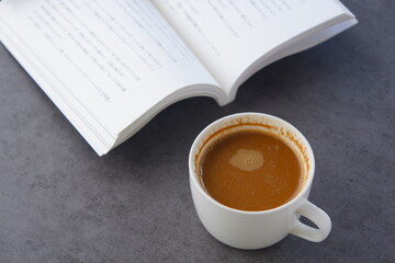 淹れたてのコーヒーを飲みながら、のんびり読書を楽しんでいるイメージ
