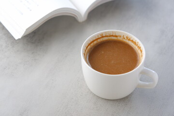 淹れたてのコーヒーを飲みながら、のんびり読書を楽しんでいるイメージ
