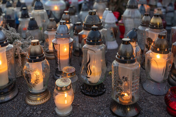 Znicz Świeczka na grobie osoby bliskiej świeci podczas Święta Zmarłych.