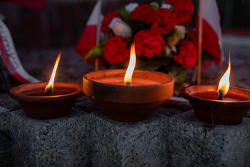 Znicz Świeczka na płycie pomnika państwowego. Pamiętać o zmarłych. Zapalić znicz. Wszystkich Świętych. 1 Listopada.