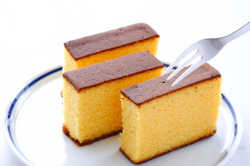 ポルトガルに由来する和菓子のカステラ
