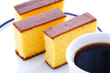 ポルトガルに由来する和菓子のカステラと、香りのよい淹れたてのコーヒーで、幸せな時間
