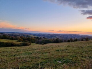 Abendhimmel im Herbst, Blick in den Harz bei Sankt Andreasberg im Oberharz Richtung Sankt Andreasberg und Osterode am Harz, Niedersachsen
