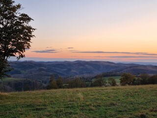Abendhimmel im Herbst, Blick in den Harz bei Sankt Andreasberg im Oberharz Richtung Sankt...