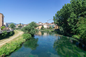 Obraz premium Panoramic view of the Velino river as it passes through the city of Rieti, Italy