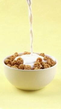 Lait vers&eacute; dans un bol de c&eacute;r&eacute;ales

