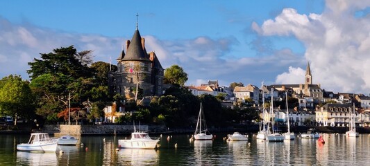 Vue depuis la mer sur le château et le centre ville de Pornic, Loire-Atlantique, France