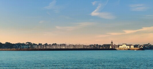 Vue depuis la mer sur le port de Piriac-Sur-Mer, Loire-Atlantique, France