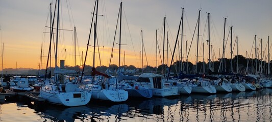 Levé de soleil sur le port de Piriac-Sur-Mer, Loire-Atlantique, France