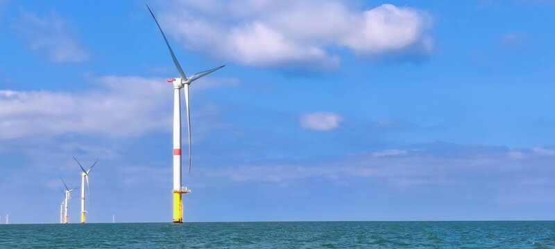 Eoliennes offshore du parc &eacute;olien en mer de Saint-Nazaire, Loire Atlantique, France
