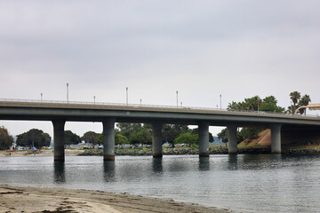 Obraz premium View of the North Ingraham St Bridge over the Mission Bay channel.