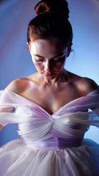 Femme en robe de soir&eacute;e &eacute;l&eacute;gante avec lumi&egrave;re douce

