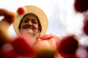 Mujer campesina agricultura sosteniendo fruto en sus manos eje cafetero colombiano contra picado