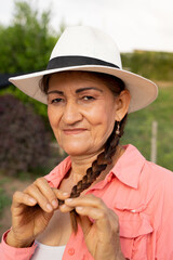 Mujer campesina agricultura cosechando tomate cherry silvestre eje cafetero colombia