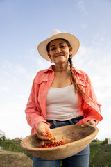 retrato mujer chapolera campesina agricultura posando con cosechando eje cafetero colombia contra picado vertical
