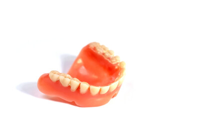 Zahnprothese vor weißem Hintergrund
