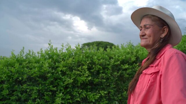 Mujer campesina agricultura caminando con su cosecha del dia eje cafetero colombia