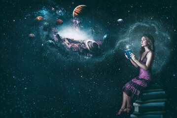 Hermosa mujer sentada sobre pila de libros observando el universo y rodeada de galaxias. Saber y aprendizaje. Astrología y astros. Técnica mixta: montaje digital © Evangelina