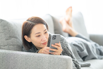 スマホを使う女性