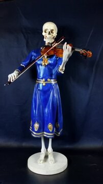 Squelette jouant du violon dans une robe bleue &eacute;l&eacute;gante