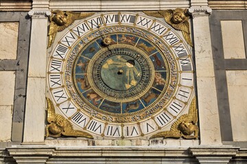 brescia, italien - sonnenuhr am torre dell orologio